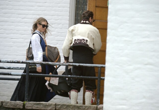 KLAR TIL Å DØPES: Tone og Markus tok med Billie inn en sideinngang da de ankom Ullern kirke tidlig søndag ettermiddag. Foto: Geir Skog KLAR TIL Å DØPES: Tone og Markus tok med Billie inn en sideinngang da de ankom Ullern kirke tidlig søndag ettermiddag. Foto: Geir Skog